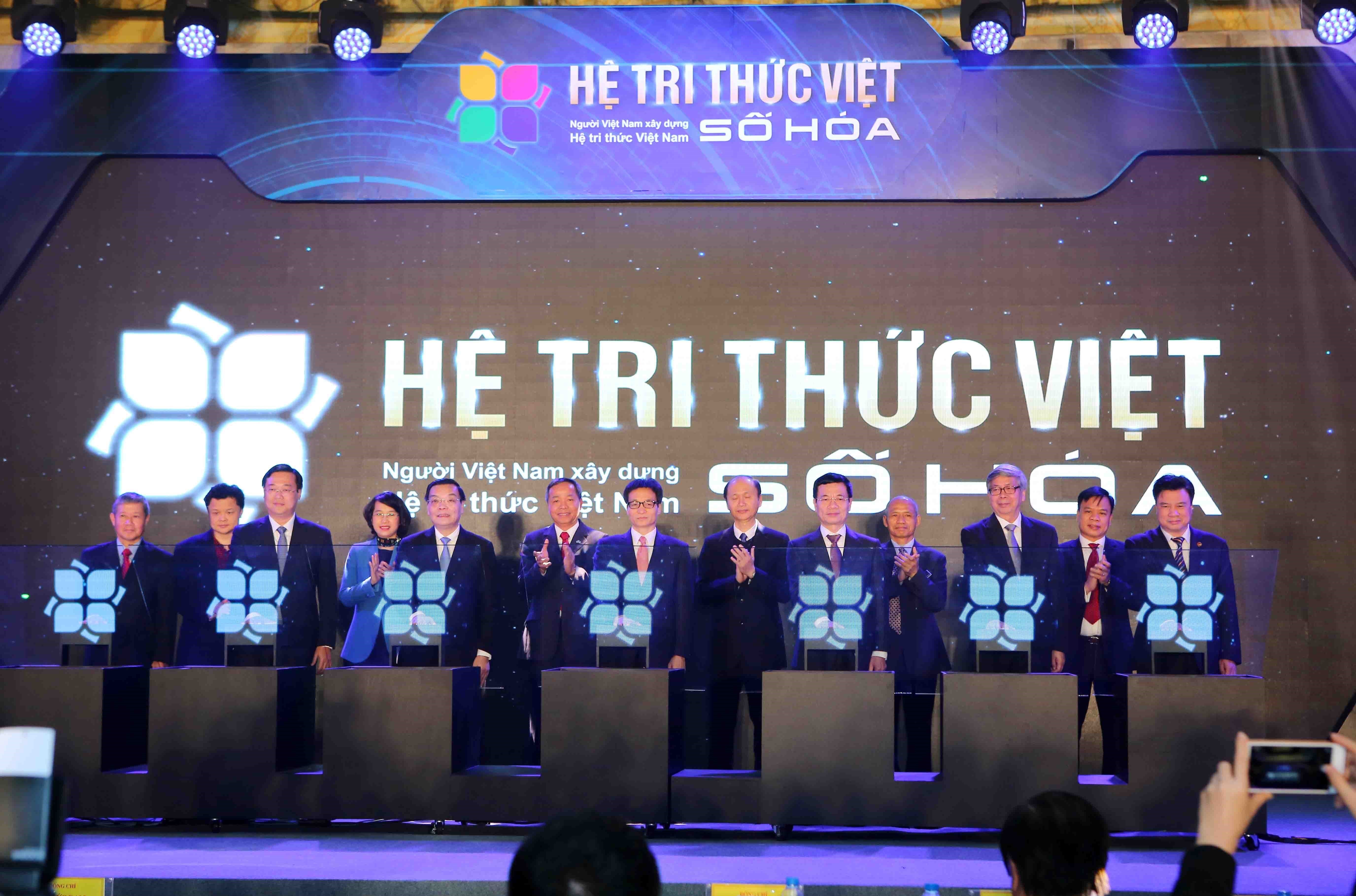 Phó thủ tướng Chính phủ Vũ Đức Đam cùng các đại biểu khởi động đề án Hệ tri thức Việt số hóa.