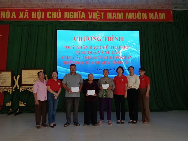 trao tang qua tai xa binh loi.jpg
