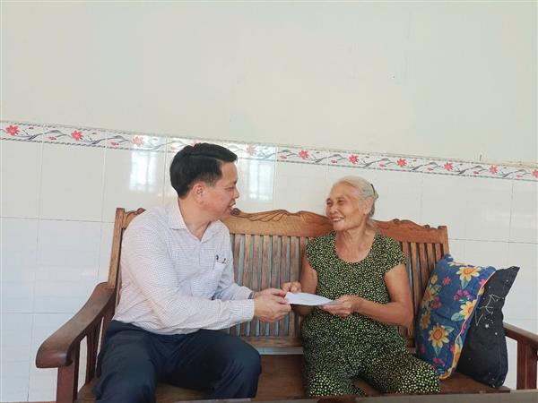 05.05.25 Thăm tặng quà các gia đình chính sách2_600_05052025145749.jpg