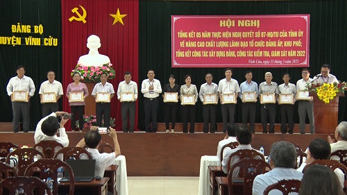 Bí thư Huyện ủy Nguyễn Văn Thuộc trao tặng giấy khen cho tập thể cá nhân có thành tích xuất sắc.jpg