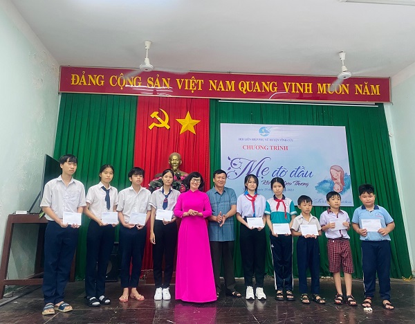 PHU NU TRAO QUA1.jpg