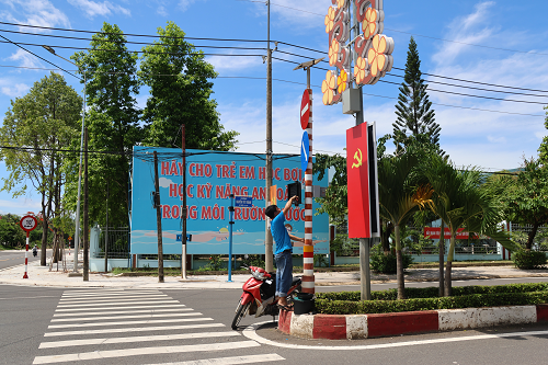 huy - sua chua den giao thong.png