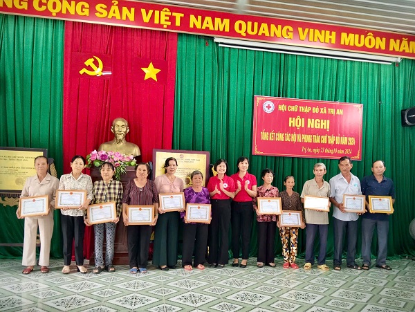 khen thuong cho các cá nhân dạt thành tích xuất sắc.jpg