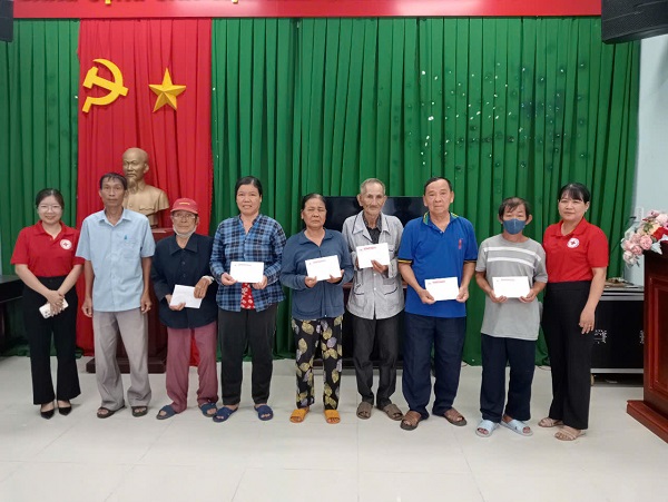 trao tang qua tai thi tran vinh an.jpg