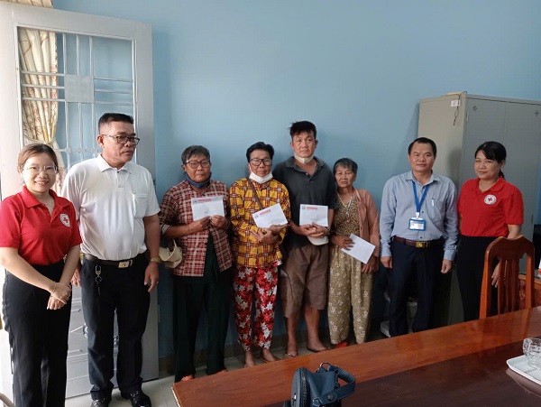 trao tang qua tai xa ma da.jpg