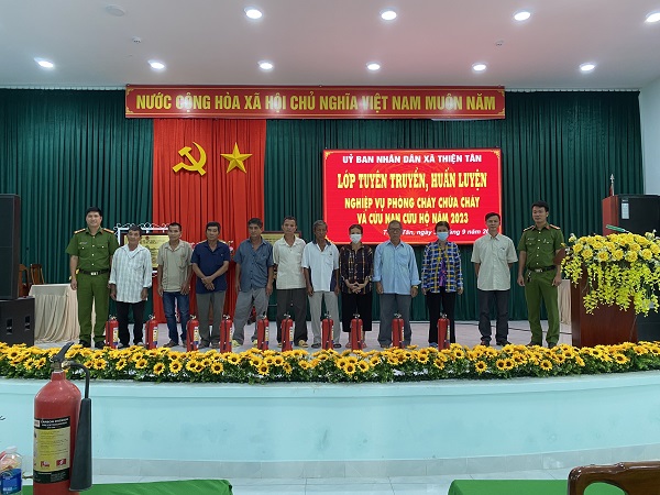 tặng bình chữa cháy.jpg